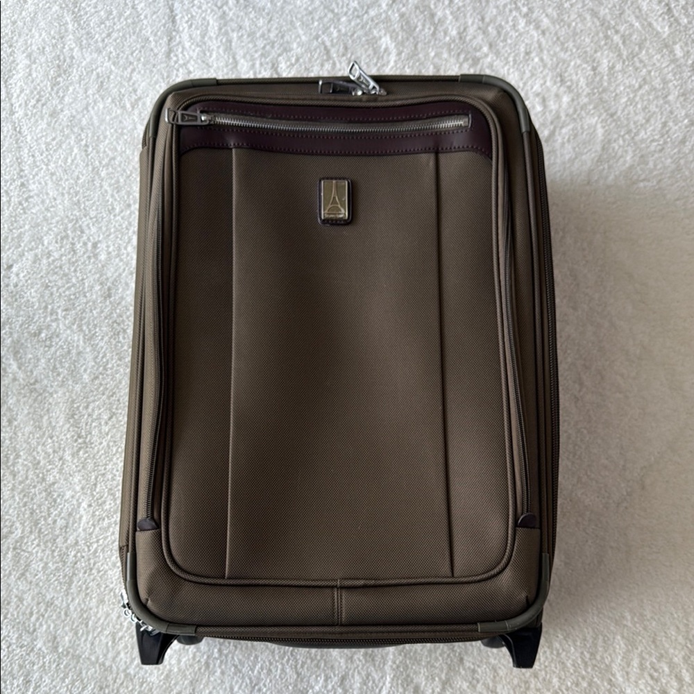 Like new Travelpro Platinum Elite Softside Expandable Carry on Luggage.
